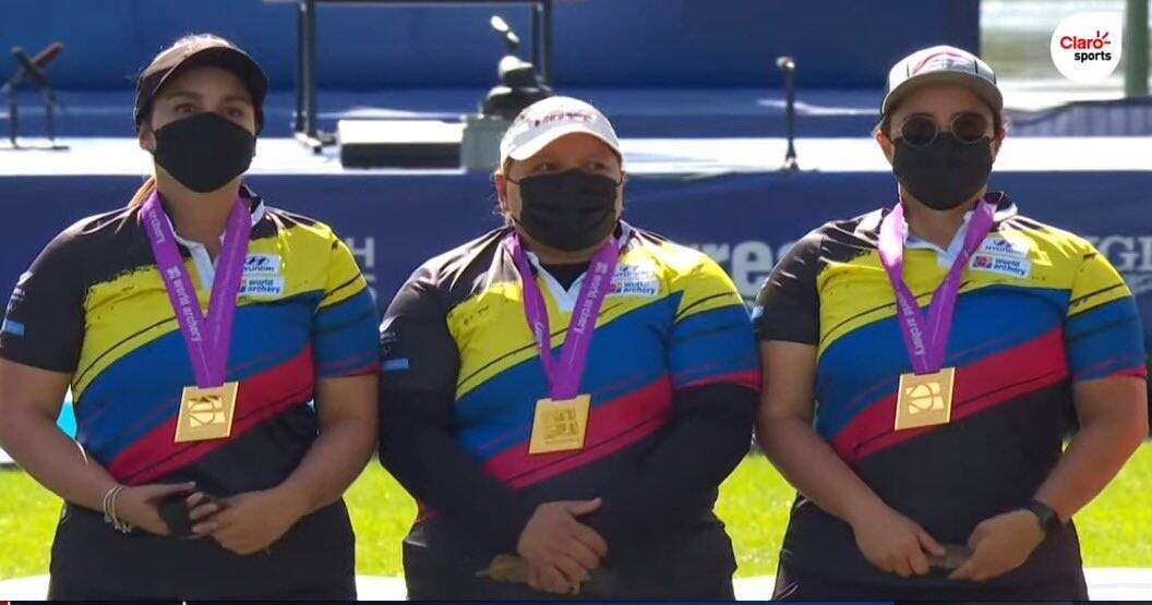 Equipo de Colombia que obtuvo la medalla de oro en arco compuesto en el Mundial de Arquería en Estados Unidos. Aparecen (izq. a der.) Sara López, Alejandra Usquiano y Nora Valdez, esta última del #EquipoBogotá. FOTO Fedearco.