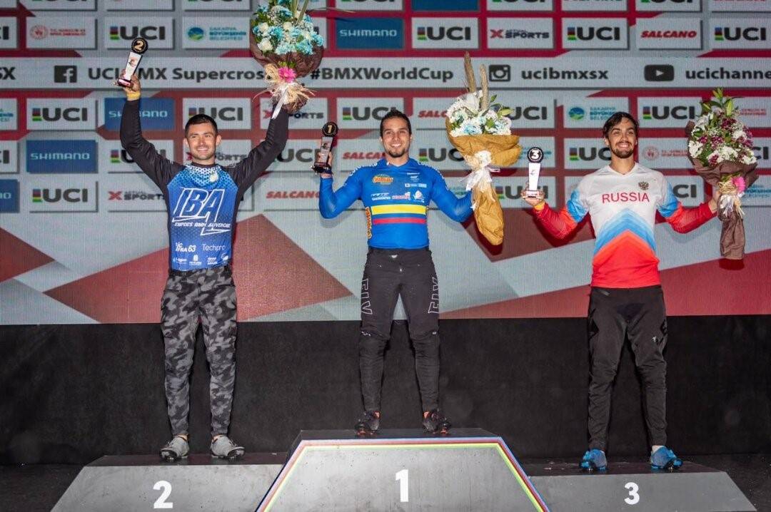 Carlos Ramírez, en el centro, celebrando su primer triunfo en una Copa Mundo de BMX. A la izquierda el francés Romain Racine (plata) y a la derecha el ruso Alexandr Katyshev (bronce). FOTO GW Shimano-Fedeciclismo.