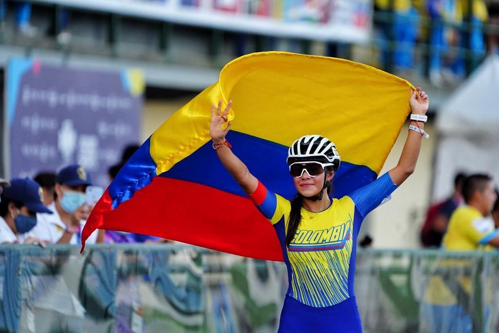 Gabriela Rueda levantando la bandera con los dos brazos