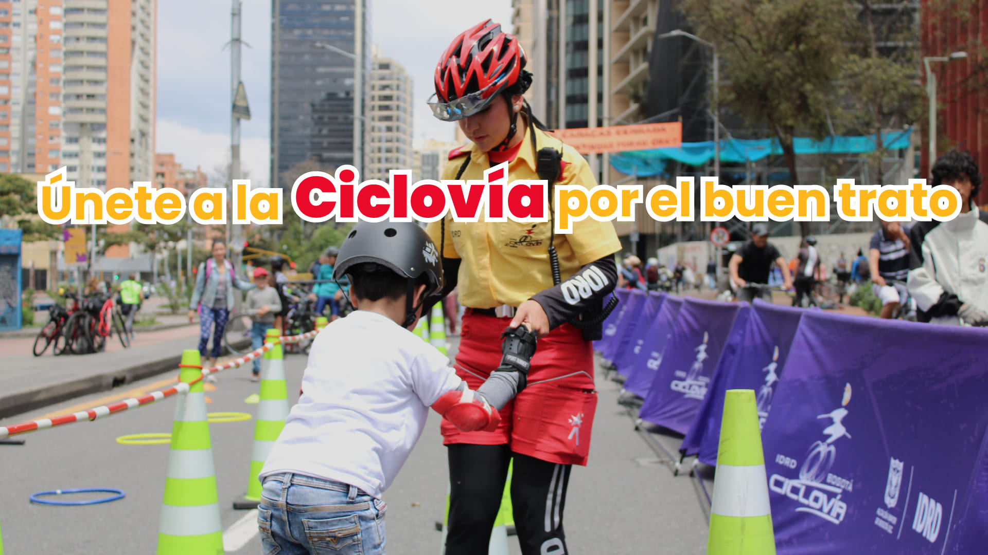 Imagen de guardiana ayudando a un niño con texto de únete a la Ciclovía por el buen trato