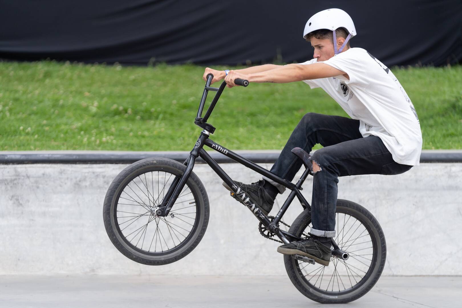 Hombre practicando BMX Flatland