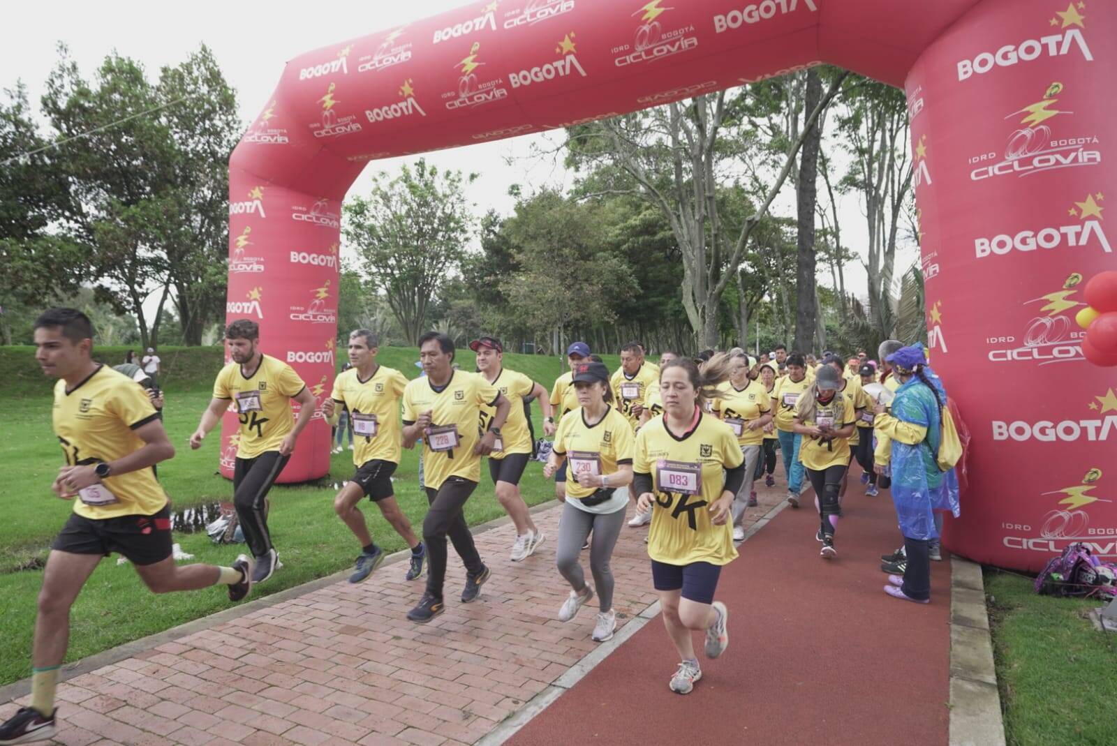 Muchas personas en una carrera atlética