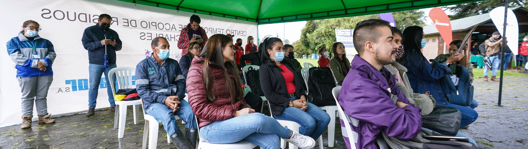 Varias personas en una reunión