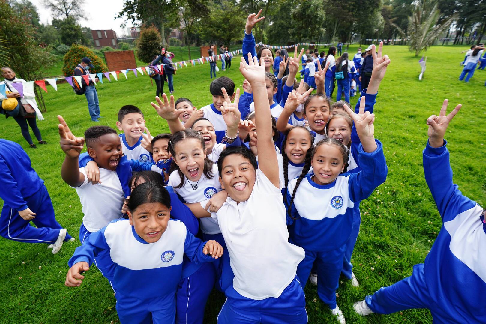 Muchos niños en un parque