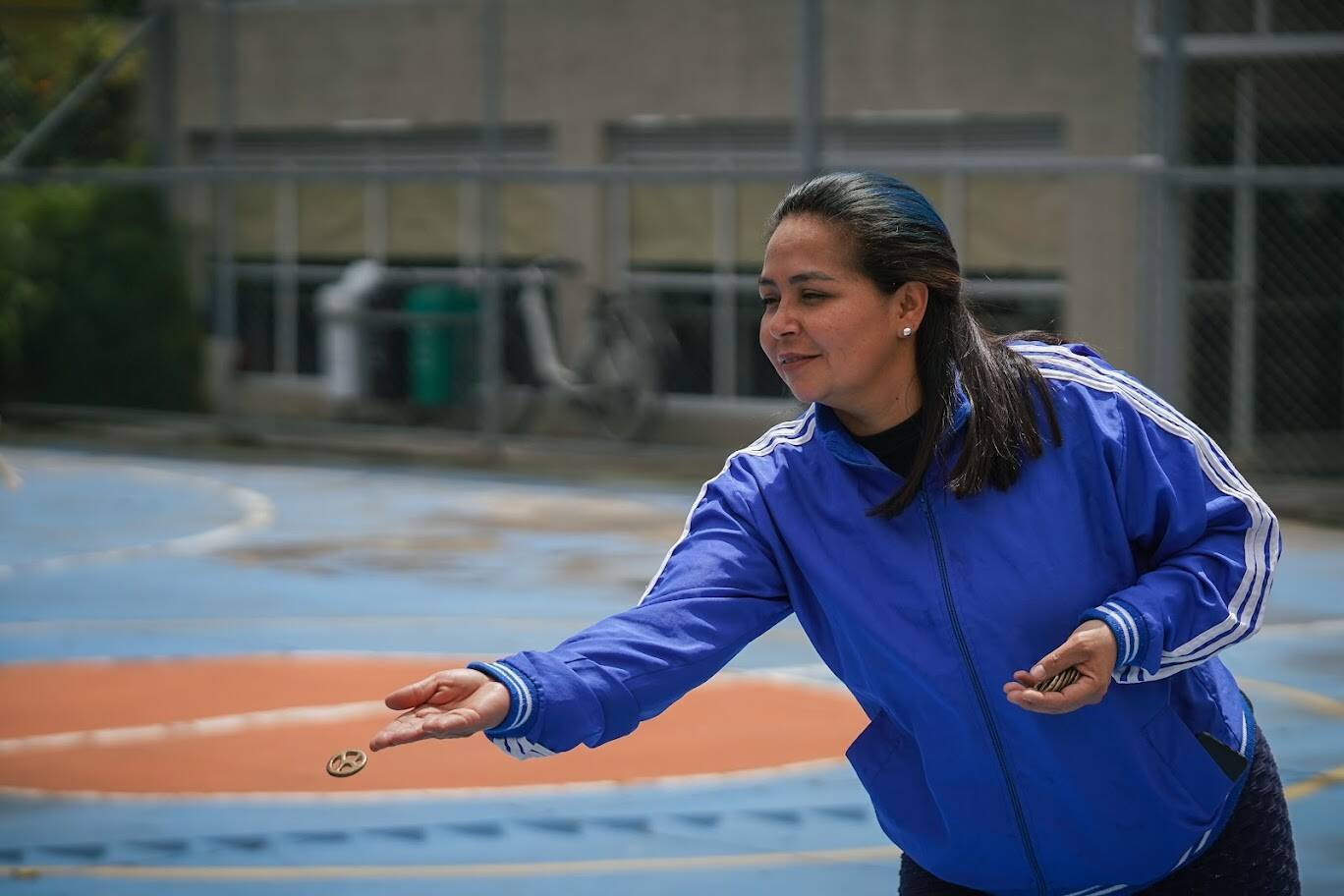 Mujer jugando Rana
