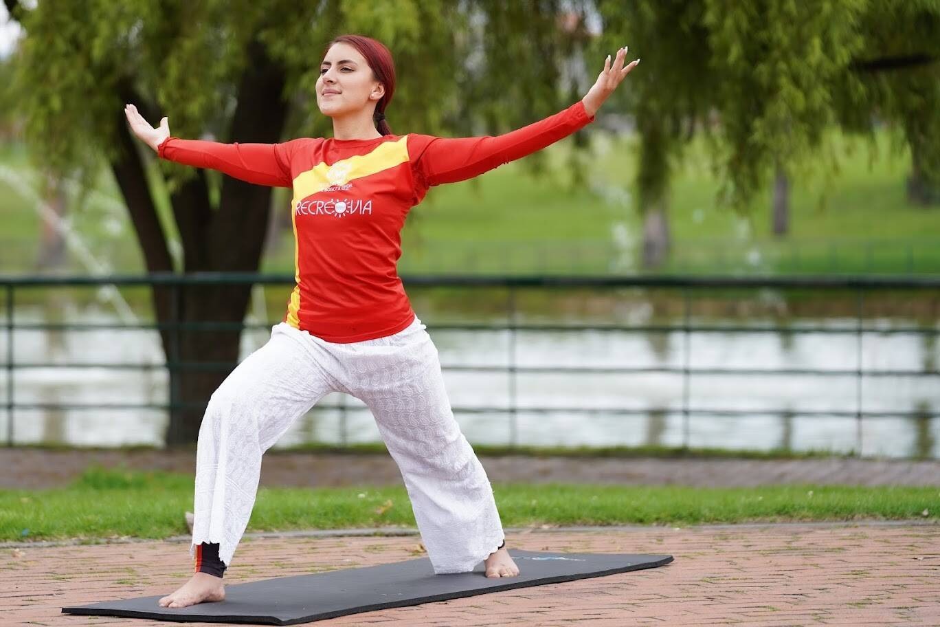 Mujer practicando Yoga en parque