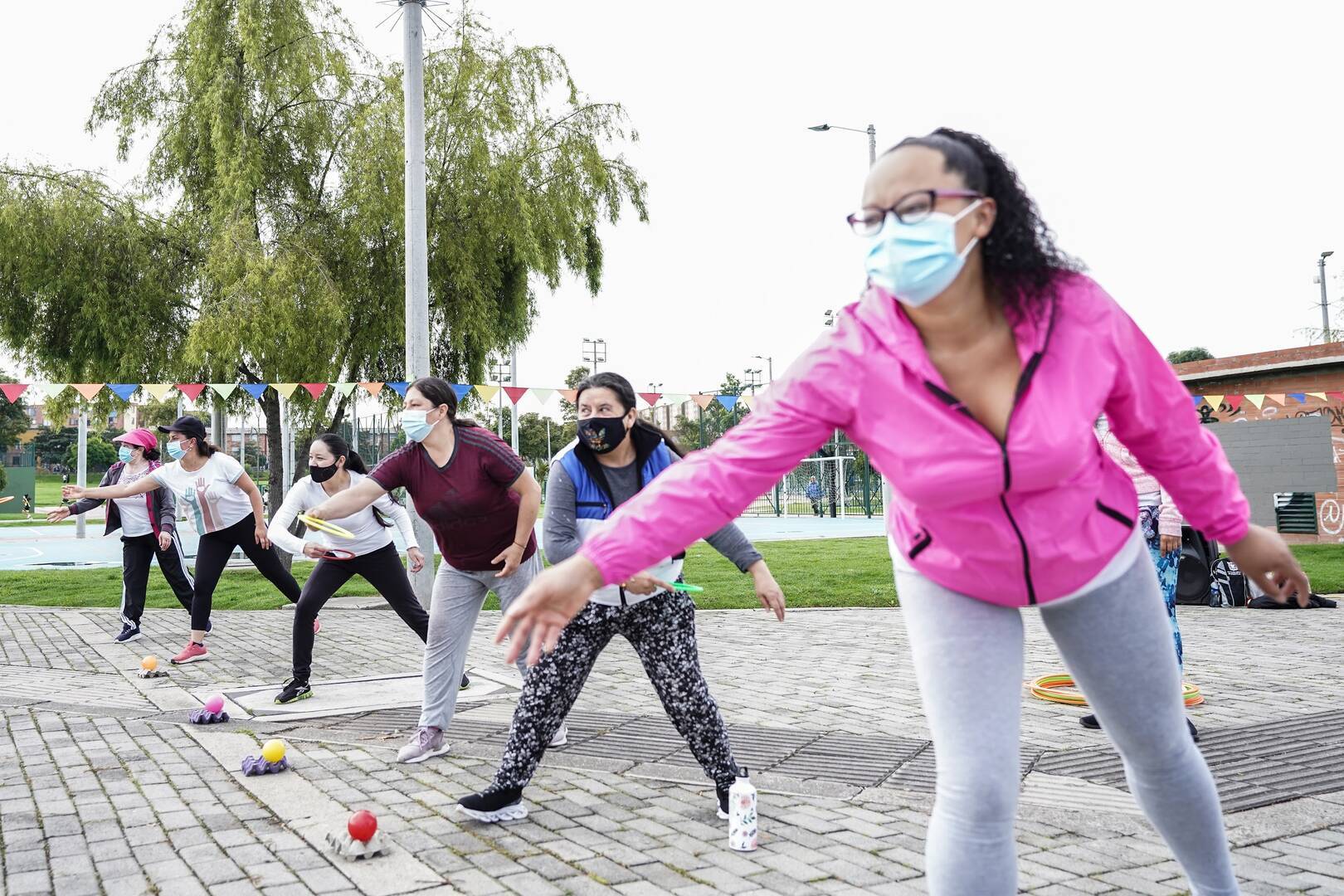 Varias mujeres en una cancha lanzando aros
