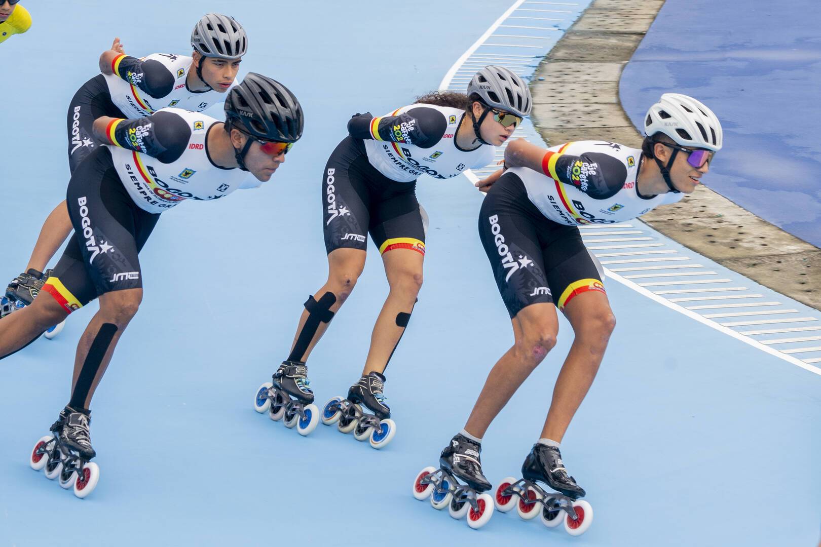 Patinadores del Equipo Bogotá en competencia