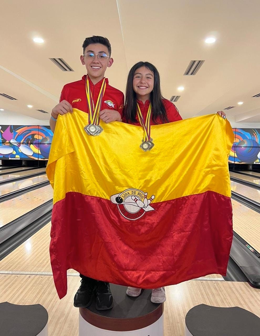 Alejandro Ospina y María J. Durán, figuras del Nacional de Bowling Menores. Foto IDRD.