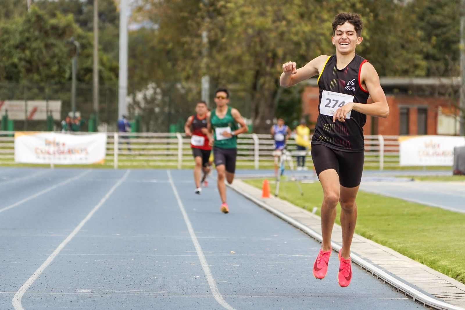 Andrés Riapira se impuso con categoría en los 800 mts. Foto IDRD.