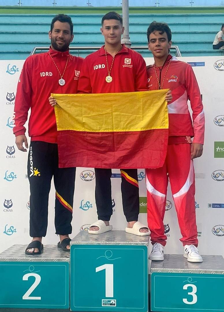 Brayan salgado (cen.) y Ómar Pinzón (izq.) se destacaron en el Nacional de Natación con Aletas. Foto IDRD.