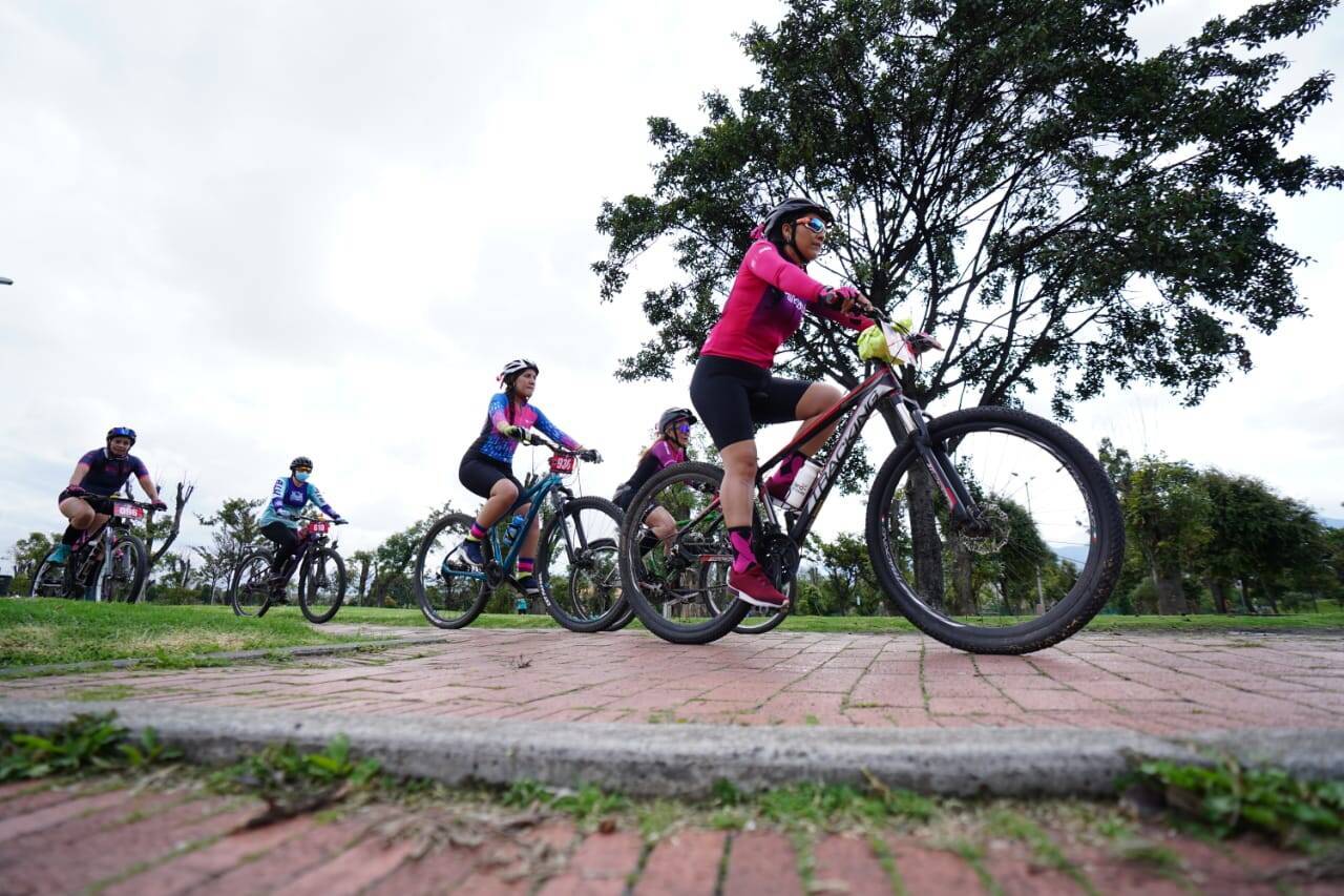 Varias mujeres en bicicleta