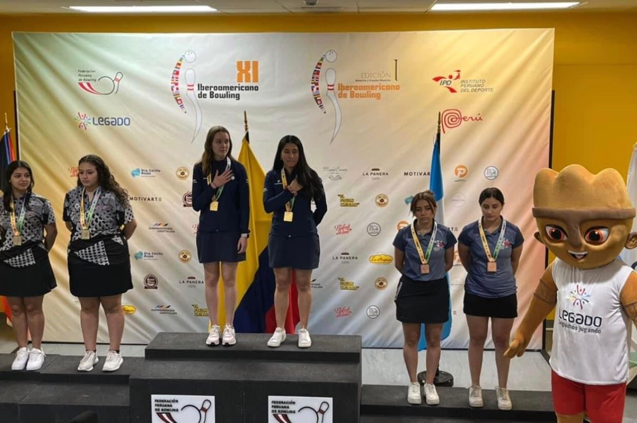 Catalina Gómez (centro-derecha), oro en dobles en el Iberoamericano de Bowling. Foto IDRD.