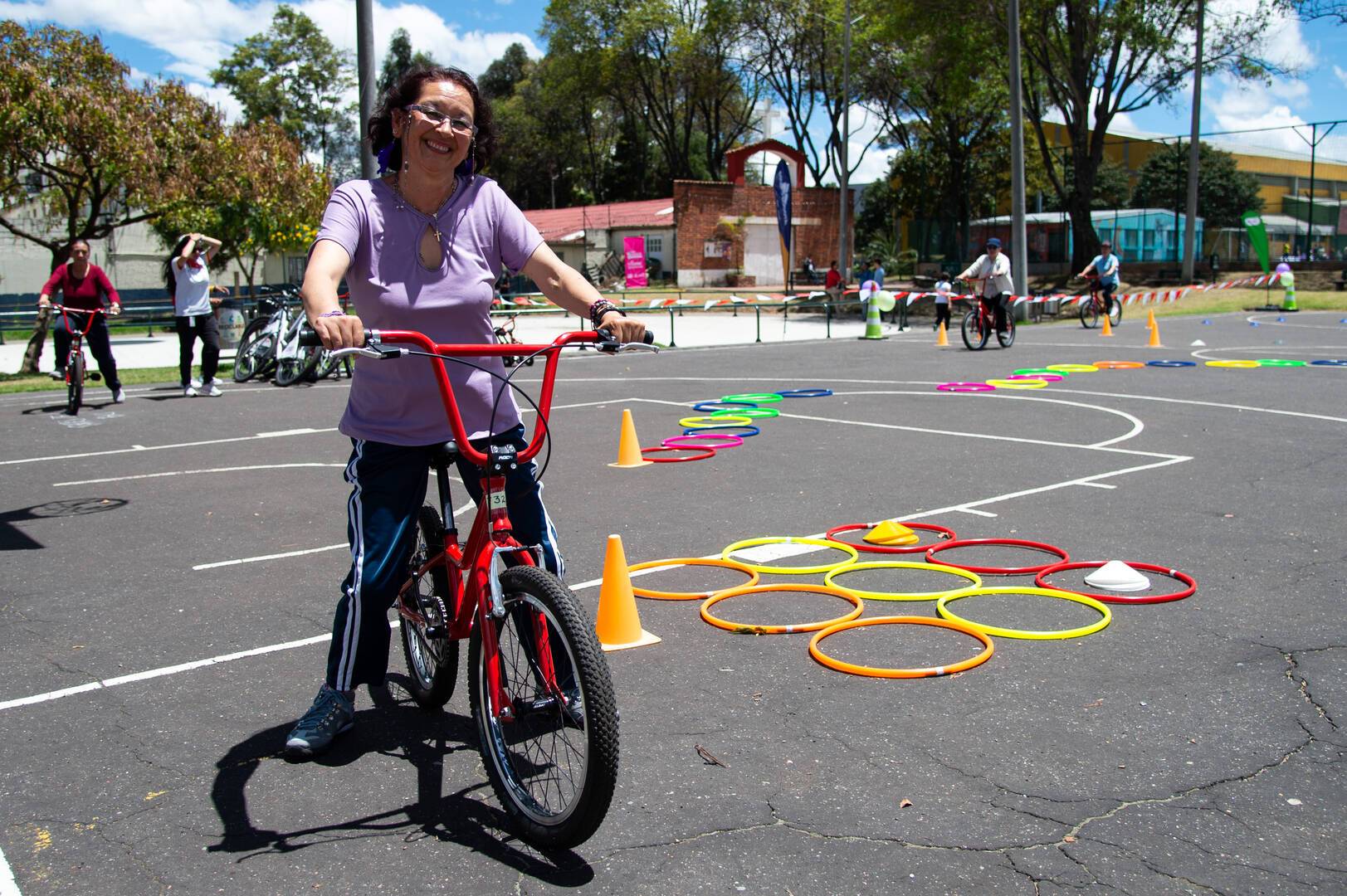 Escuela de la bici en Manzana del cuidado