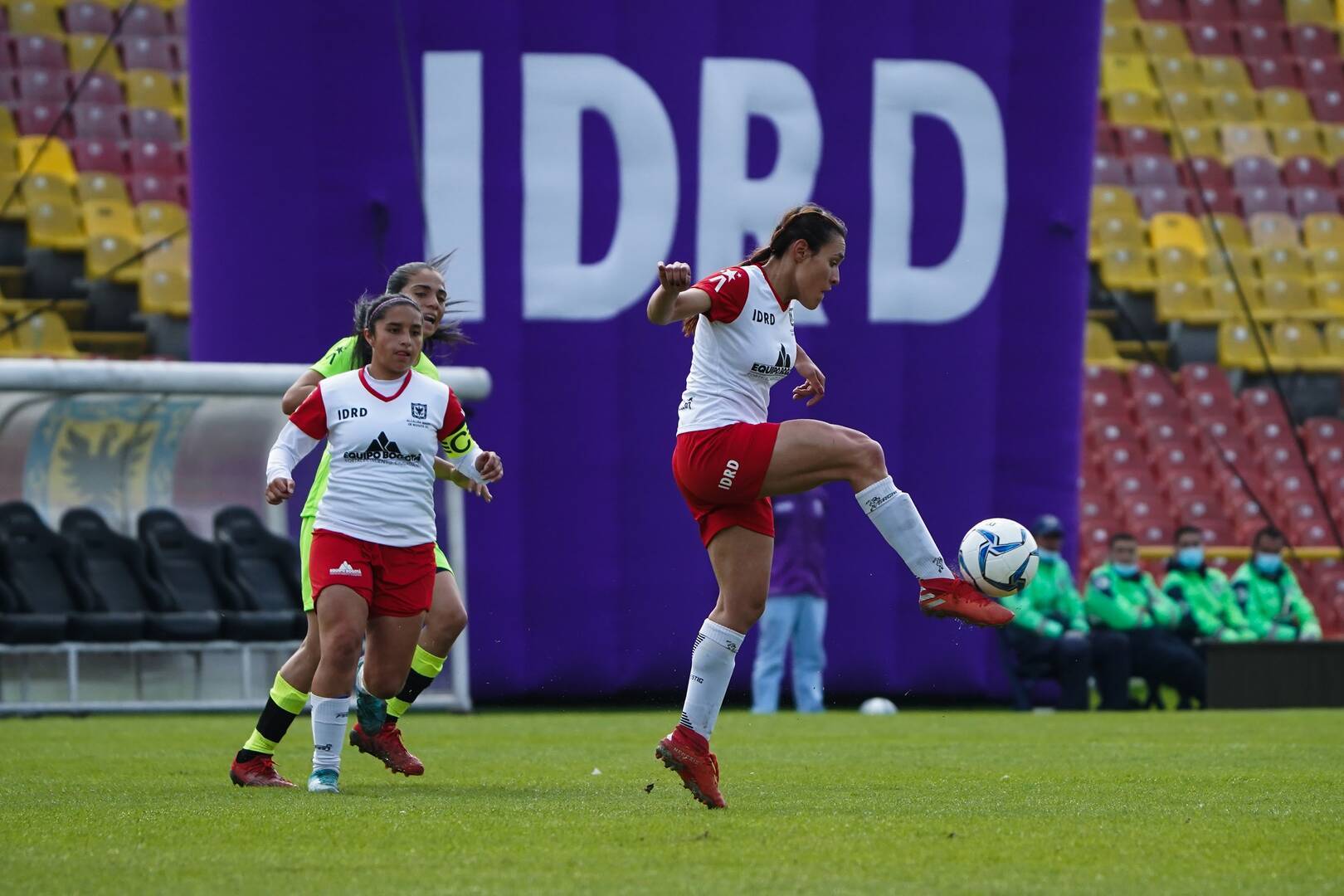 Mujeres en un partido de fútbol