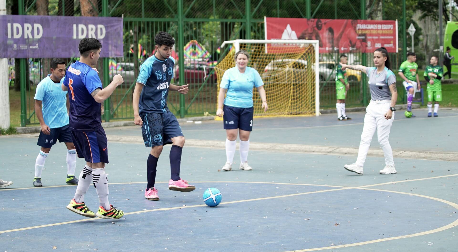 Varias personas en partido de Fútbol