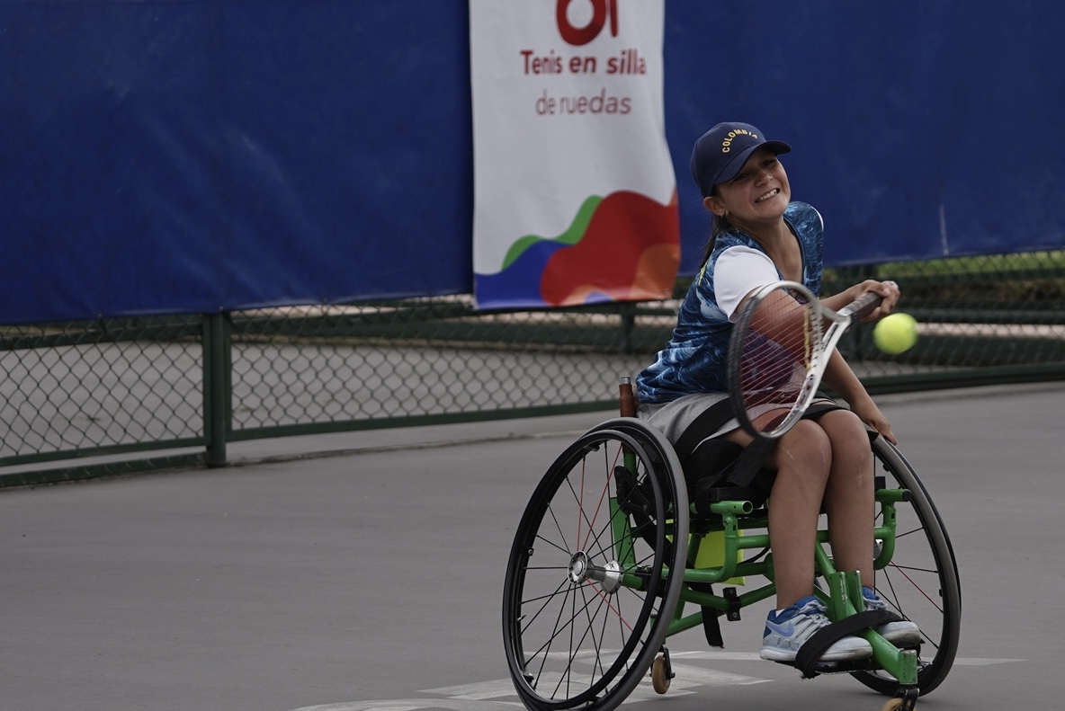 Con solo 13 años, Paula Michelle López obtuvo dos medallas de plata en tenis en silla de ruedas. Foto IDRD.
