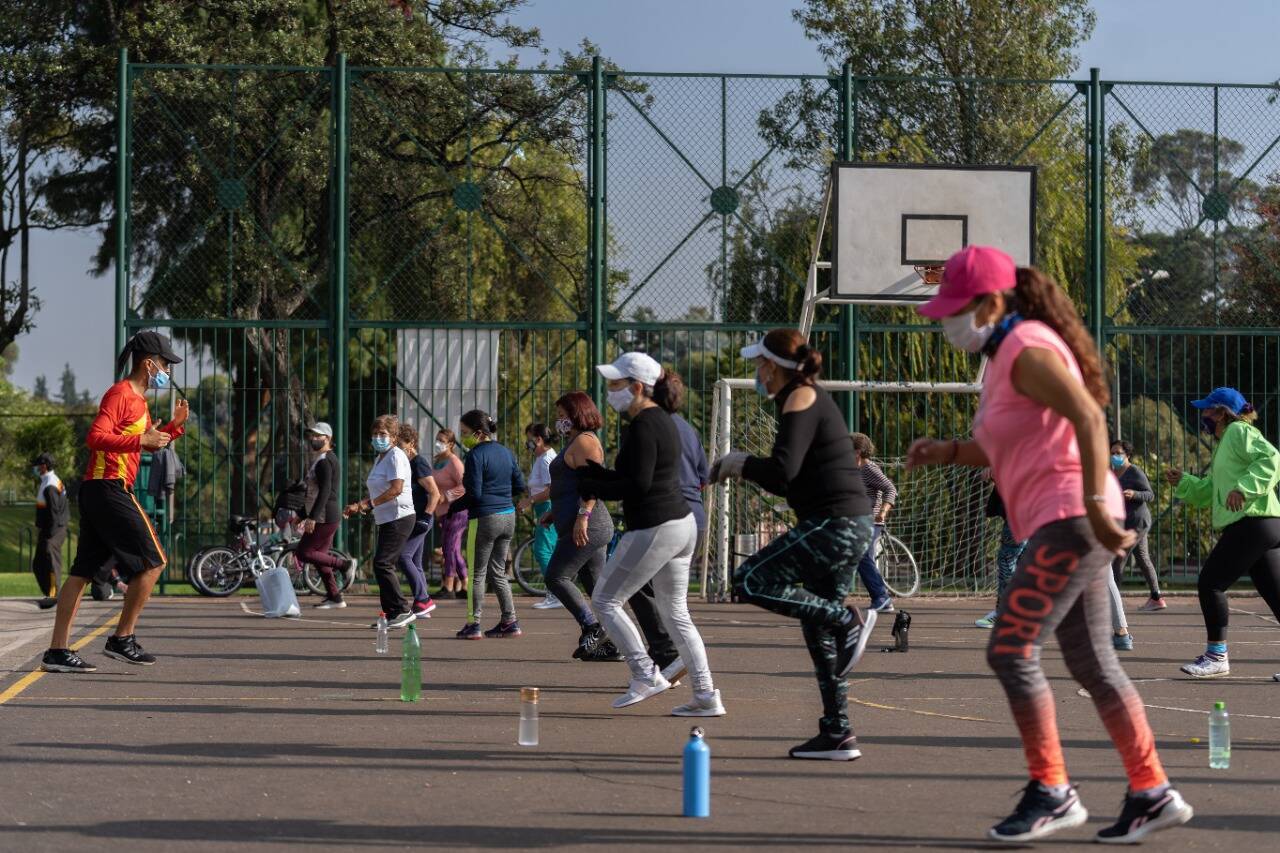 Varias personas realizando actividad física en un parque