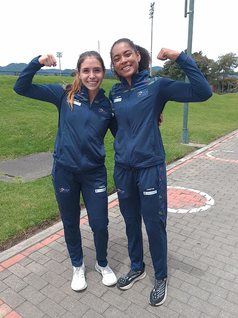 Sofía Molina (izq.) y Karol Mosquera, oro en los 4x4000 metros relevo femenino. Foto DRD.