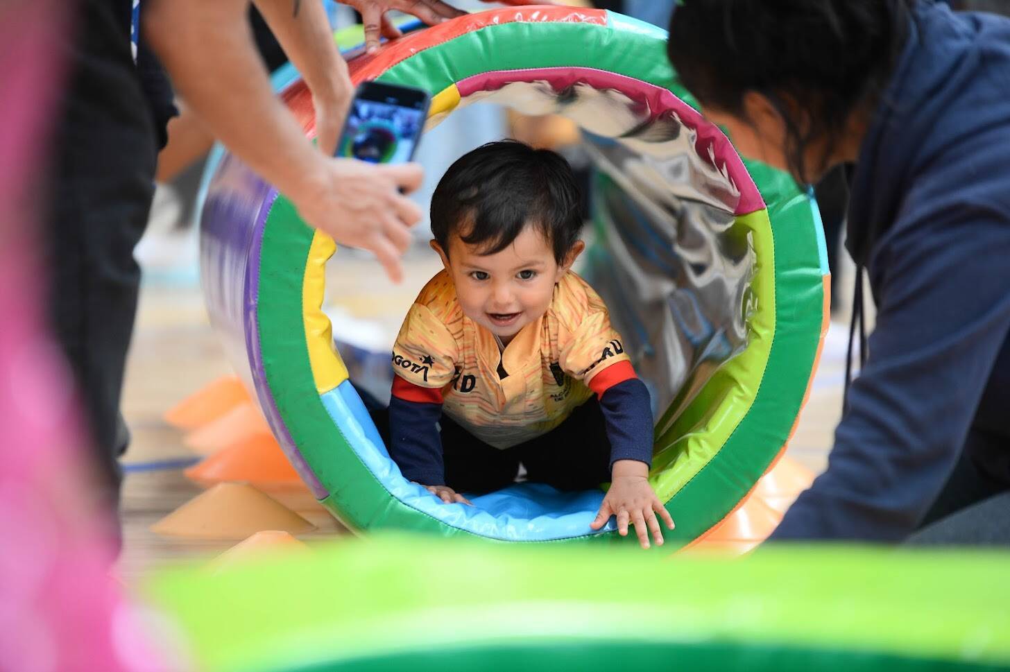 Niño gateando en evento