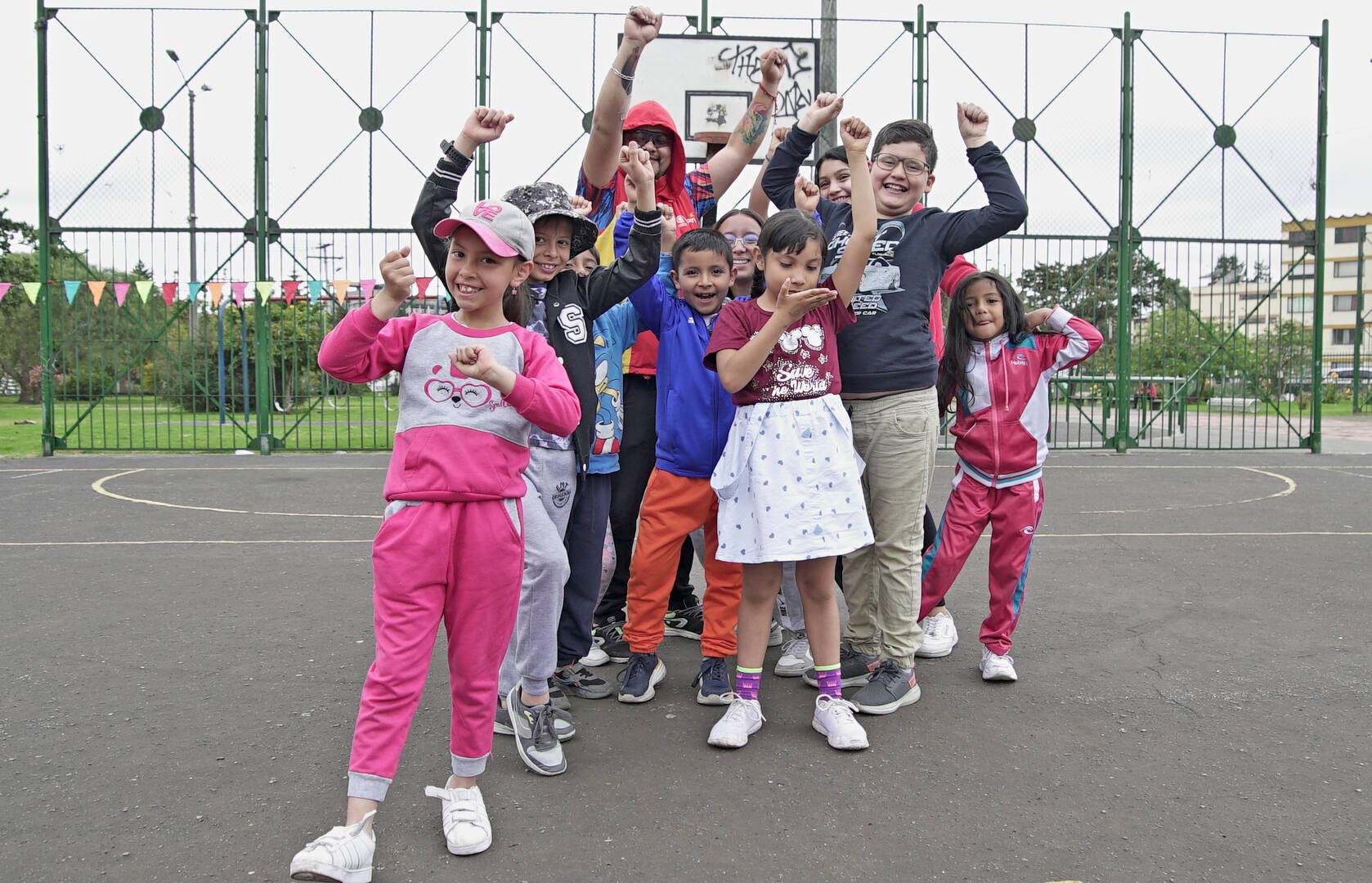 Niños y niñas en un parque