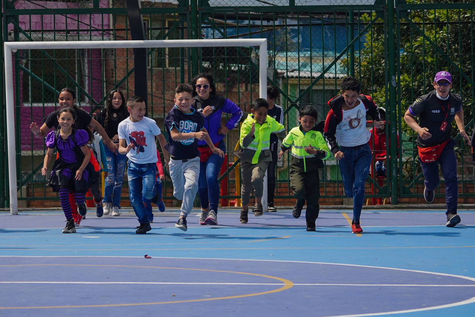 Niños corriendo en un parque