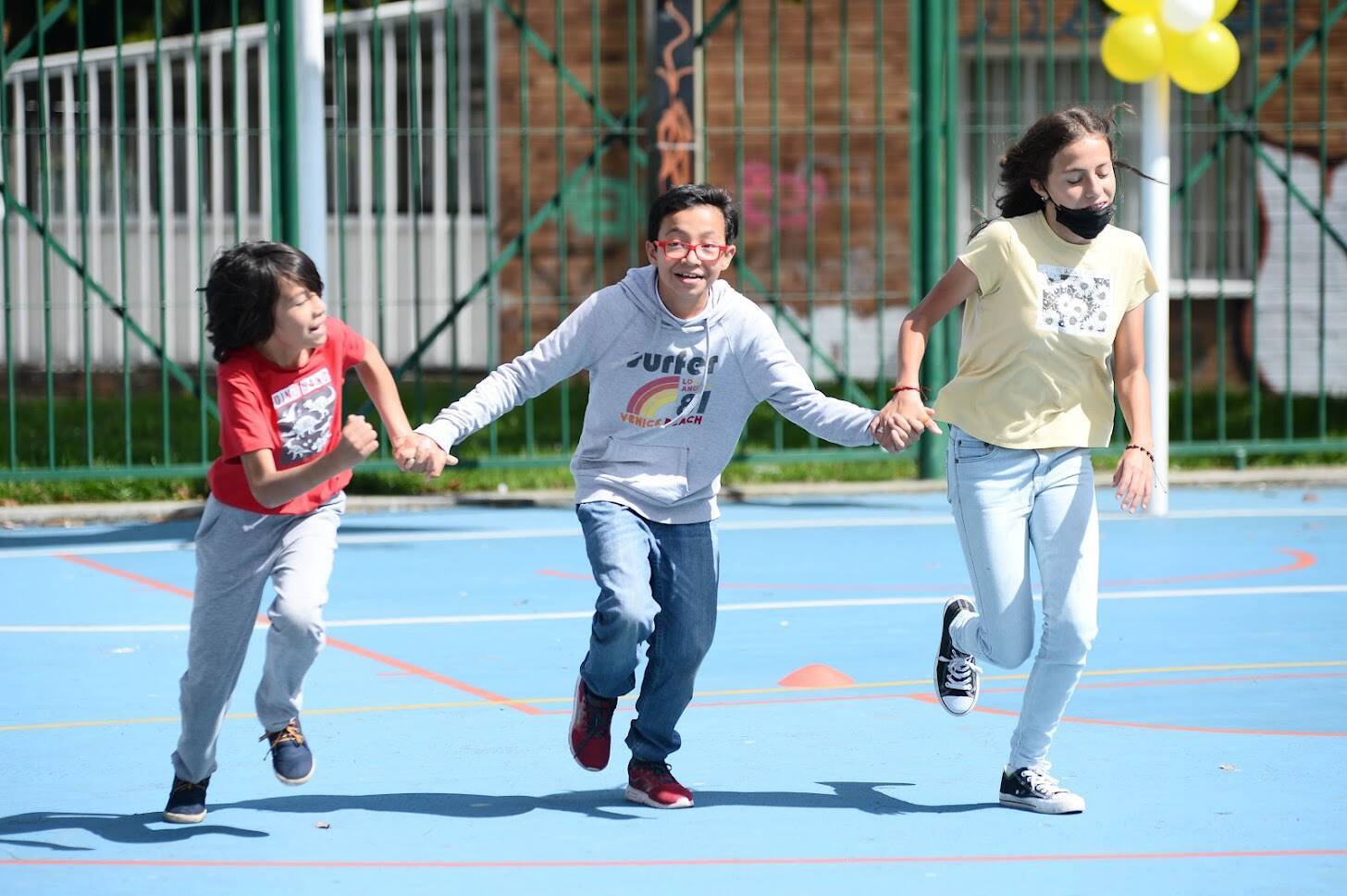 Niños corriendo en un parque