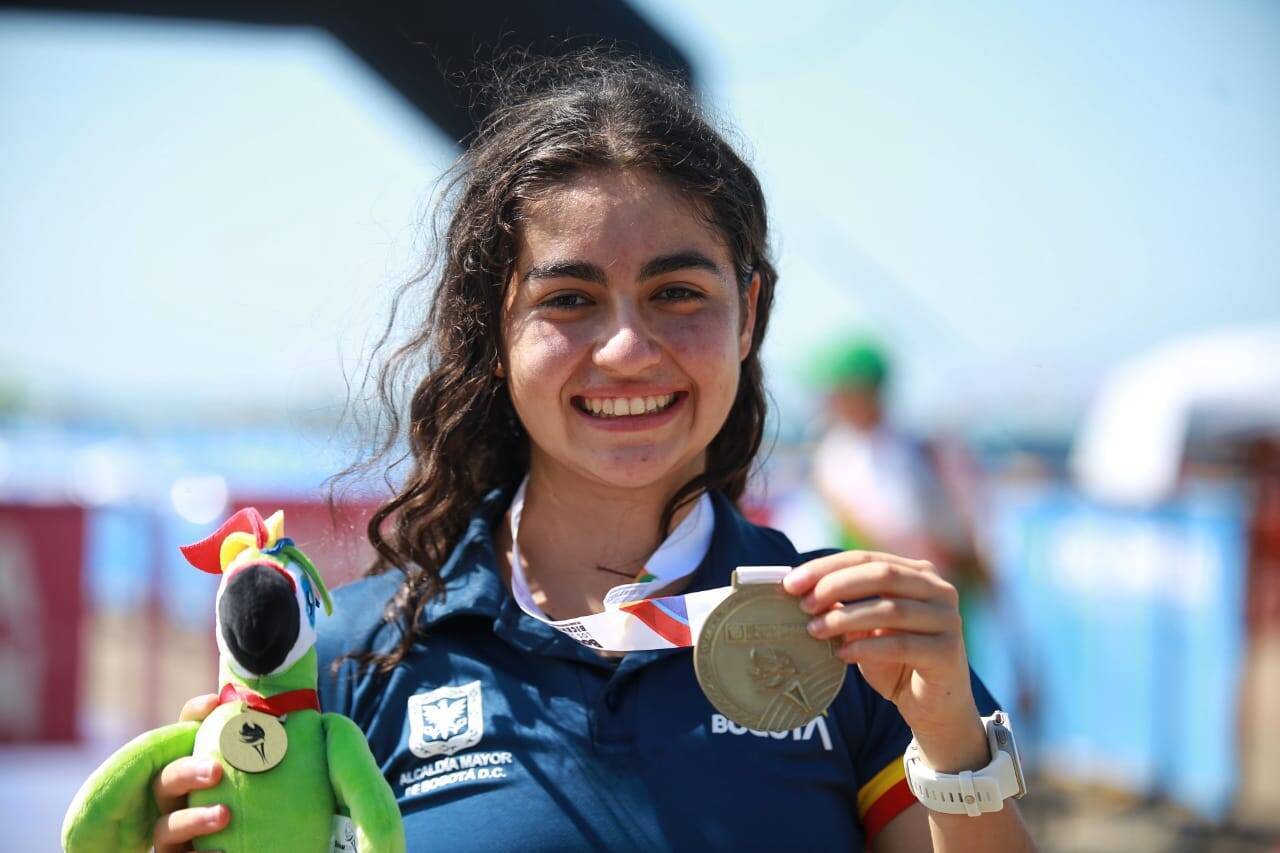 Alejandra Coral con medalla
