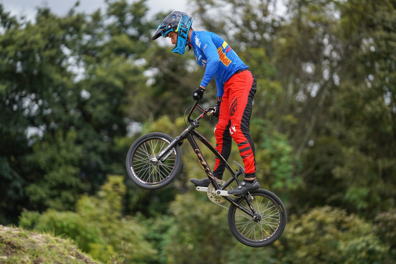 Carlos Ramírez montando en su bmx
