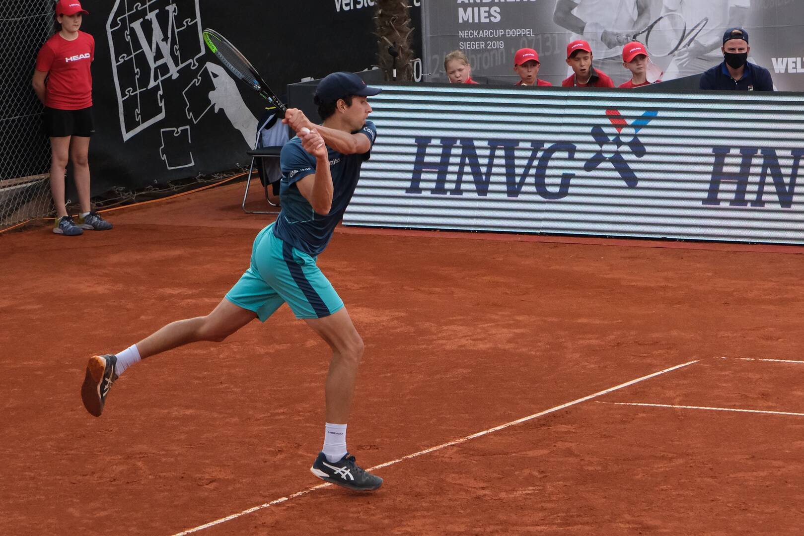 Daniel Galán jugando tenis