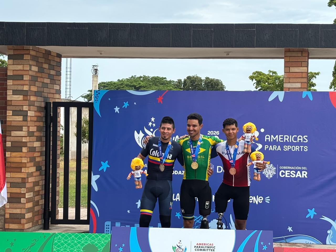 Esneider Muñoz (izquierda) obtuvo dos preseas de plata. Foto Prensa Juegos.