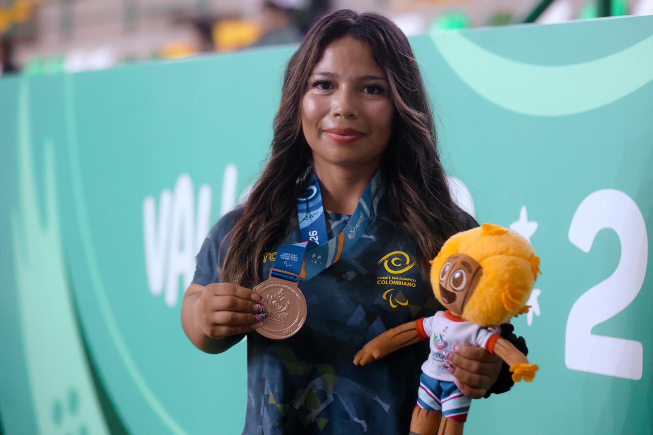 Aura Cristina Poblador ganó medalla de bronce en parapowerlifting. Foto cortesía Mindeporte.