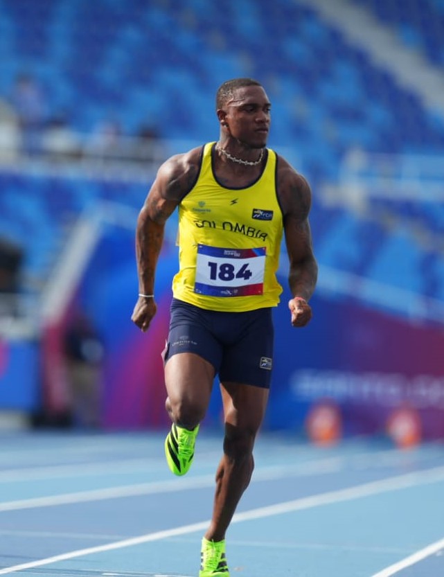 •	El poseedor de récord suramericano de la prueba reina del atletismo, perteneciente al Equipo Bogotá, dejó claras sus metas en los próximos dos años: quiere estar en el podio de los Juegos Panamericanos y en la final de los Juegos Olímpicos, aunque se enfoca en una medalla.  Bogotá D.C, 30 de agosto de 2026.- El mejor velocista de Colombia y récord suramericano de los 100 metros planos, Ronal Longa Mosquera, estuvo en la sede del IDRD para un encuentro con el director de la entidad, Daniel García Cañón, y el subdirector de Recreación y Deporte, Iván Morales, en el que dialogaron sobre su gran momento deportivo, los objetivos cumplidos este año y lo que viene en lo que resta de 2026, y las metas de 2027 y 2028.  De este año destacó el 9.85 que logró en el Panamericano en Medellín, que es su récord personal y suramericano, la medalla de oro en los Juegos Centroamericanos y del Caribe, y el triunfo del fin de semana en el Trofeo Félix Sánchez en República Dominicana, donde hizo 9.84 sgs, pero con viento de +2.4 m/s, por lo que no fue homologado.     A sus 22 años, Longa está optimista para el Campeonato Mundial en Budapest, y los Juegos Odesur, con los que cierra temporada, y apunta en 2027 a los Juegos Nacionales y los Juegos Panamericanos de Lima, en los que espera llegar al 9.7 segundos.   Objetivos claros Durante la charla, Ronal rememoró los últimos años, cuando empezó esa progresión asombrosa, que lo ha llevado a convertirse en uno de los hombres más rápidos del mundo esta temporada. 