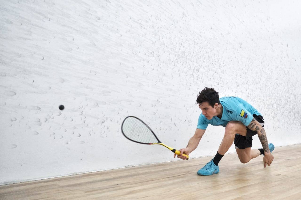Miguel Ángel Rodríguez jugando squash