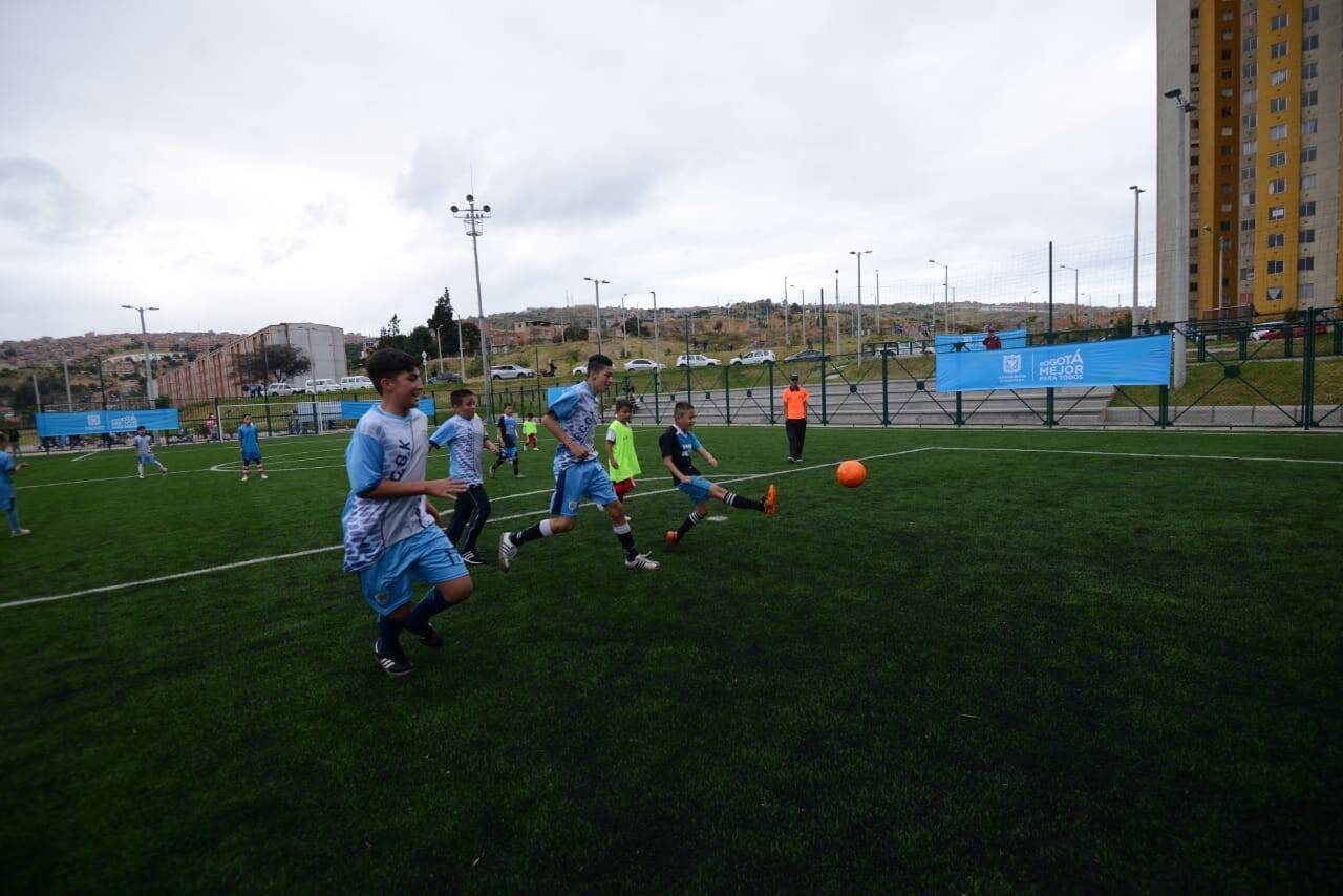 niños entrenan fútbol