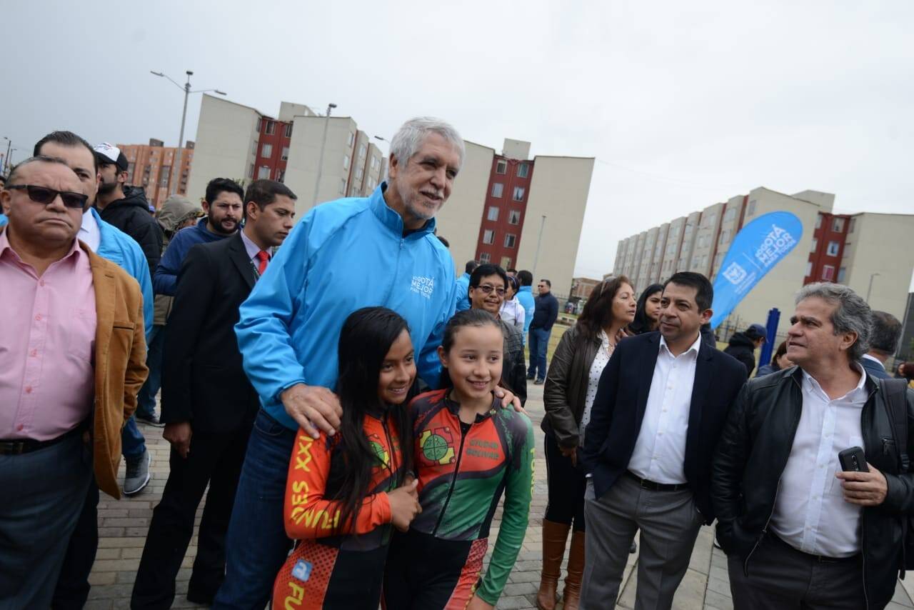 Alcalde Peñalosa junto a dos niñas deportistas