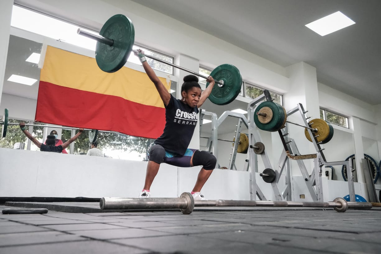 Alejandra Álvarez levantando pesas