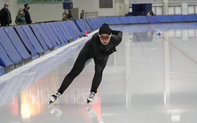 Laura Michell Rodríguez patinando sobre hielo
