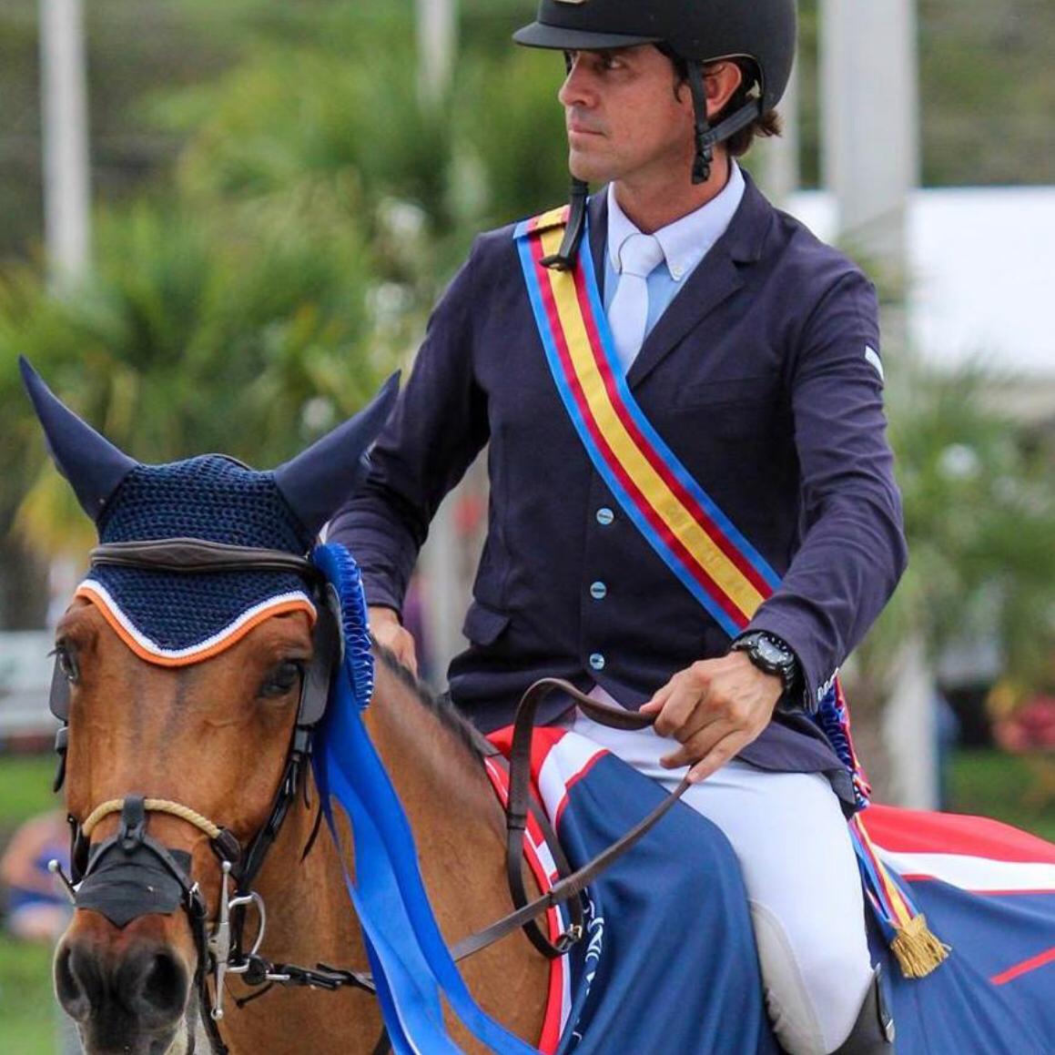 Roberto Terán Tafur sobre un caballo