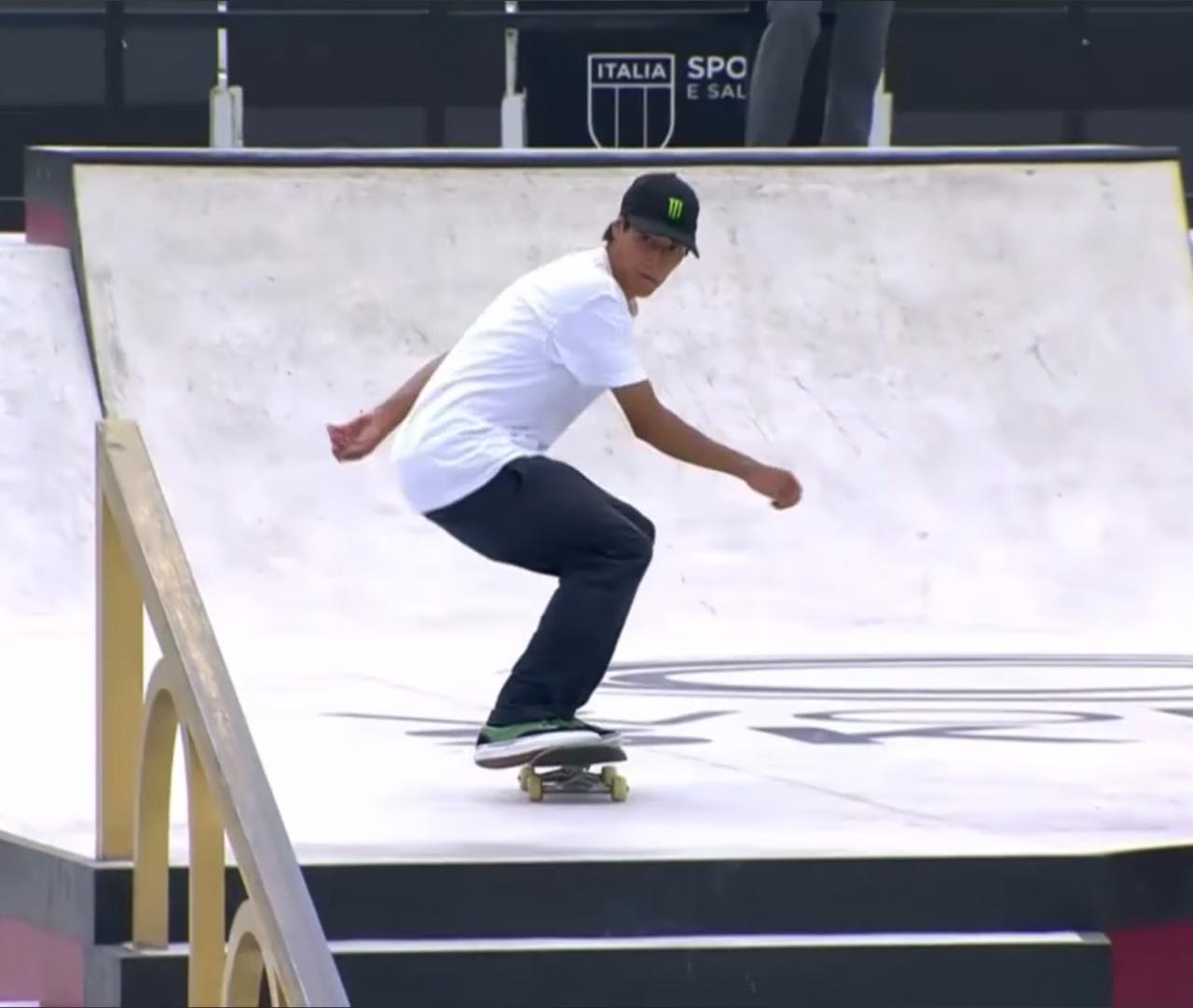 Luis Jhancarlos González Ortiz montando patineta