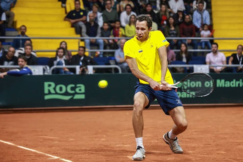 Daniel Elahí Galán Riveros jugando tenis