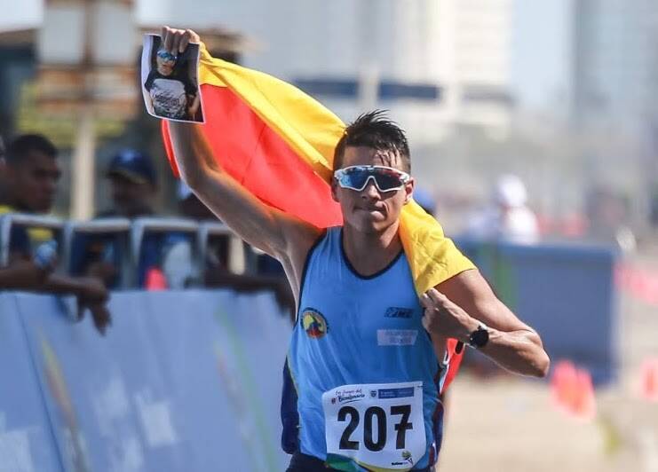 José Leonardo Montaña Arévalo marchando