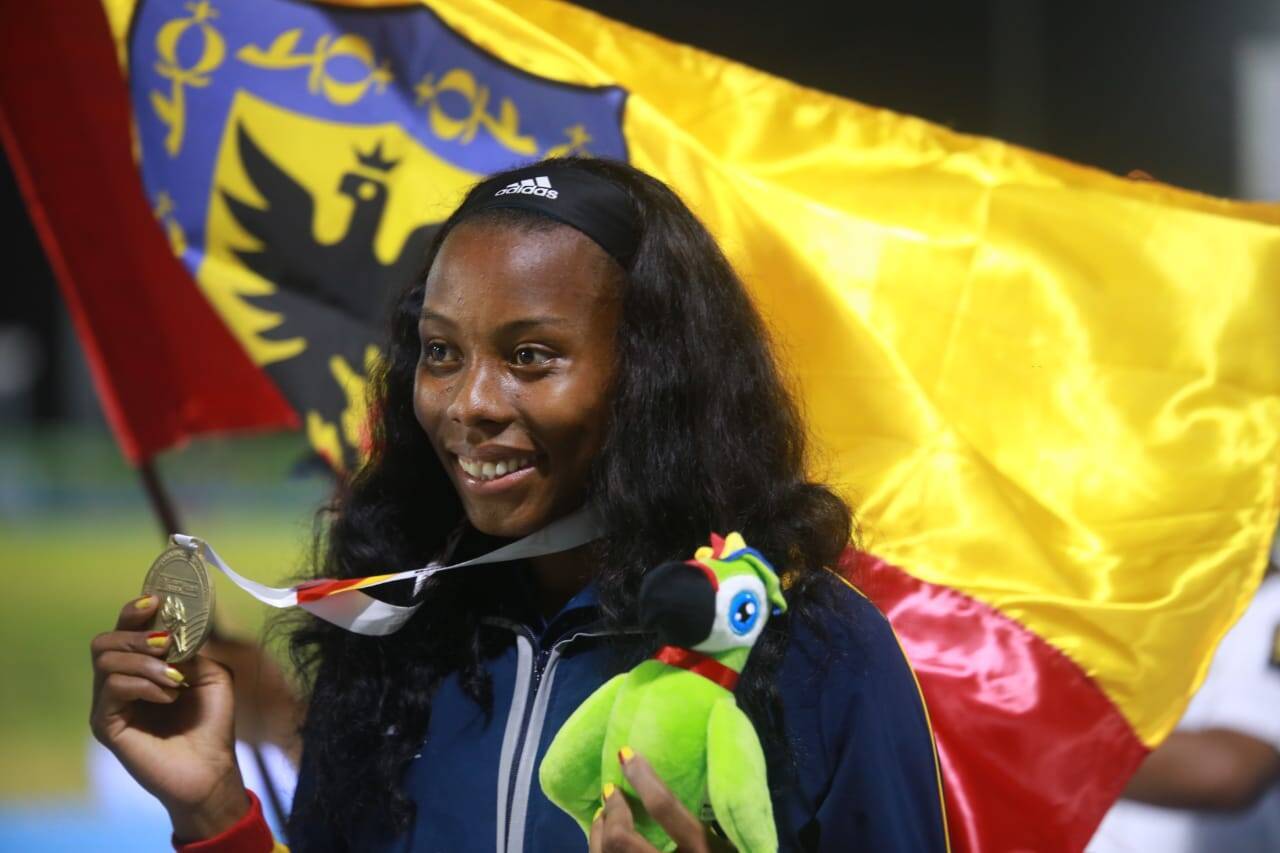 Evelis Jazmín Aguilar Torres con medalla en la mano