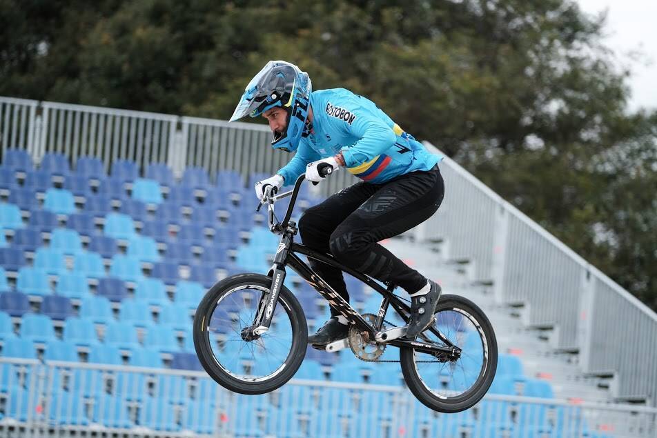 Carlos Alberto Ramírez Yepes montando bicicleta  