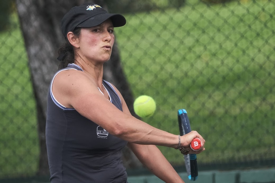 Johana Martínez  jugando tenis
