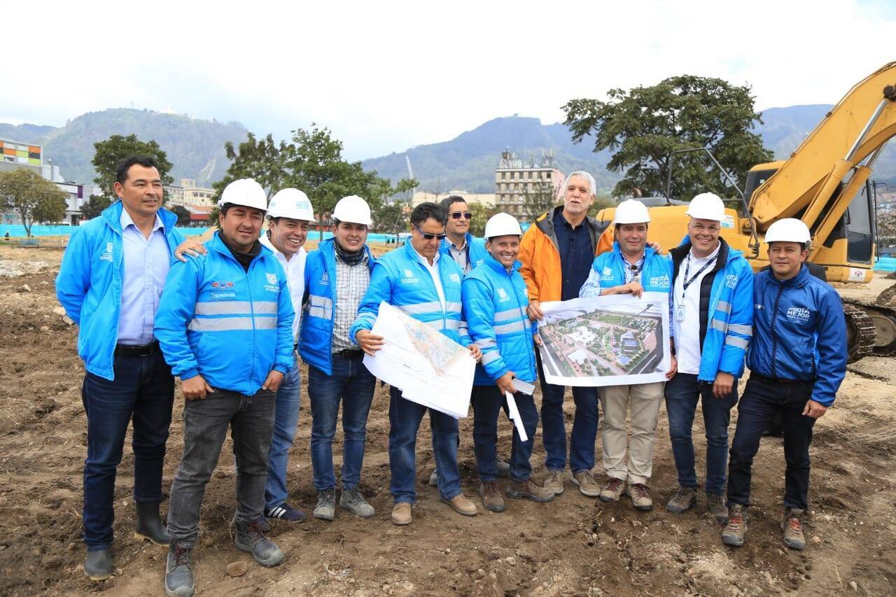 Alcalde Peñalosa junto a trabajadores de la obra