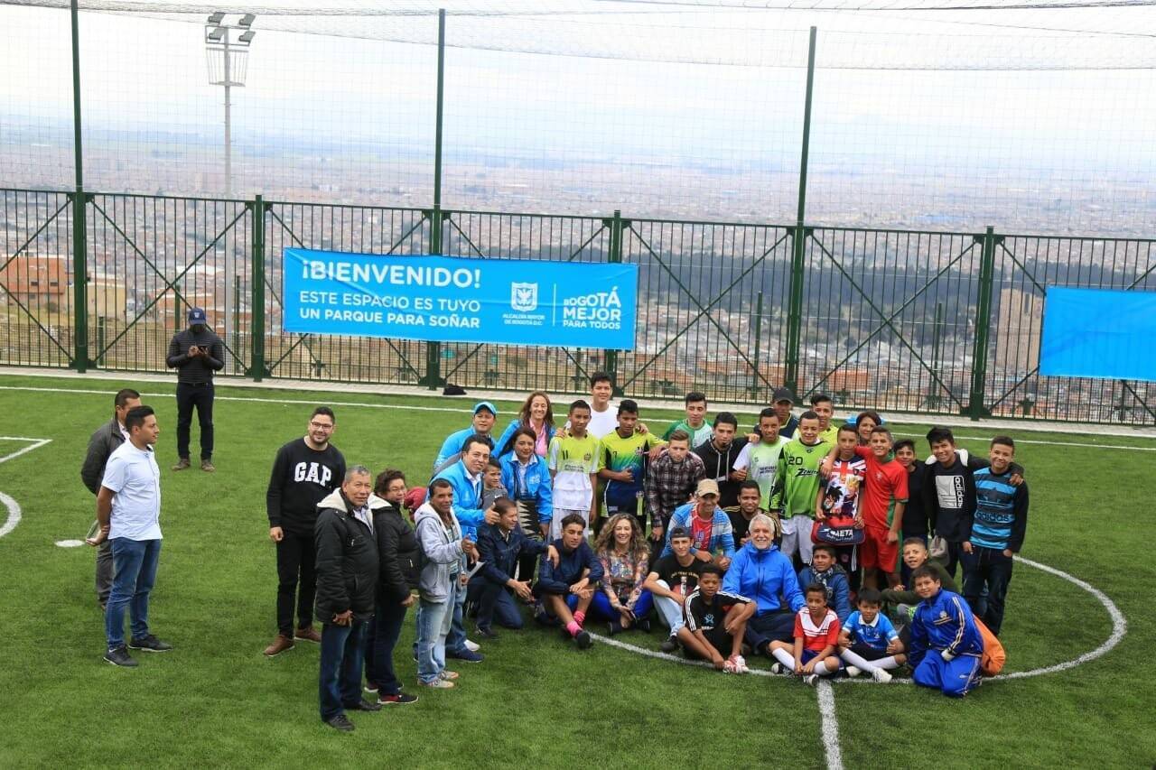 Personas reunidas en cancha de fútbol