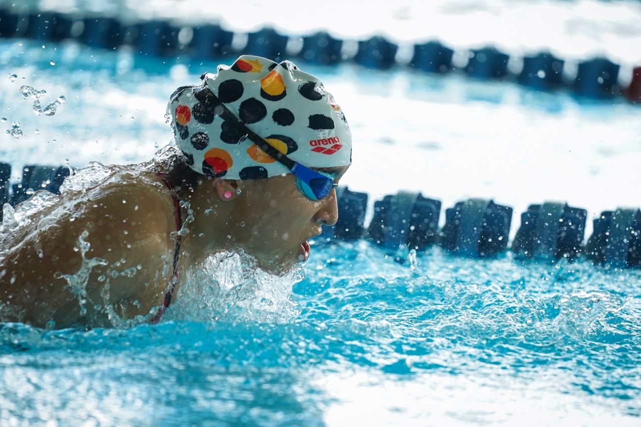 Sara Vargas haciendo natación