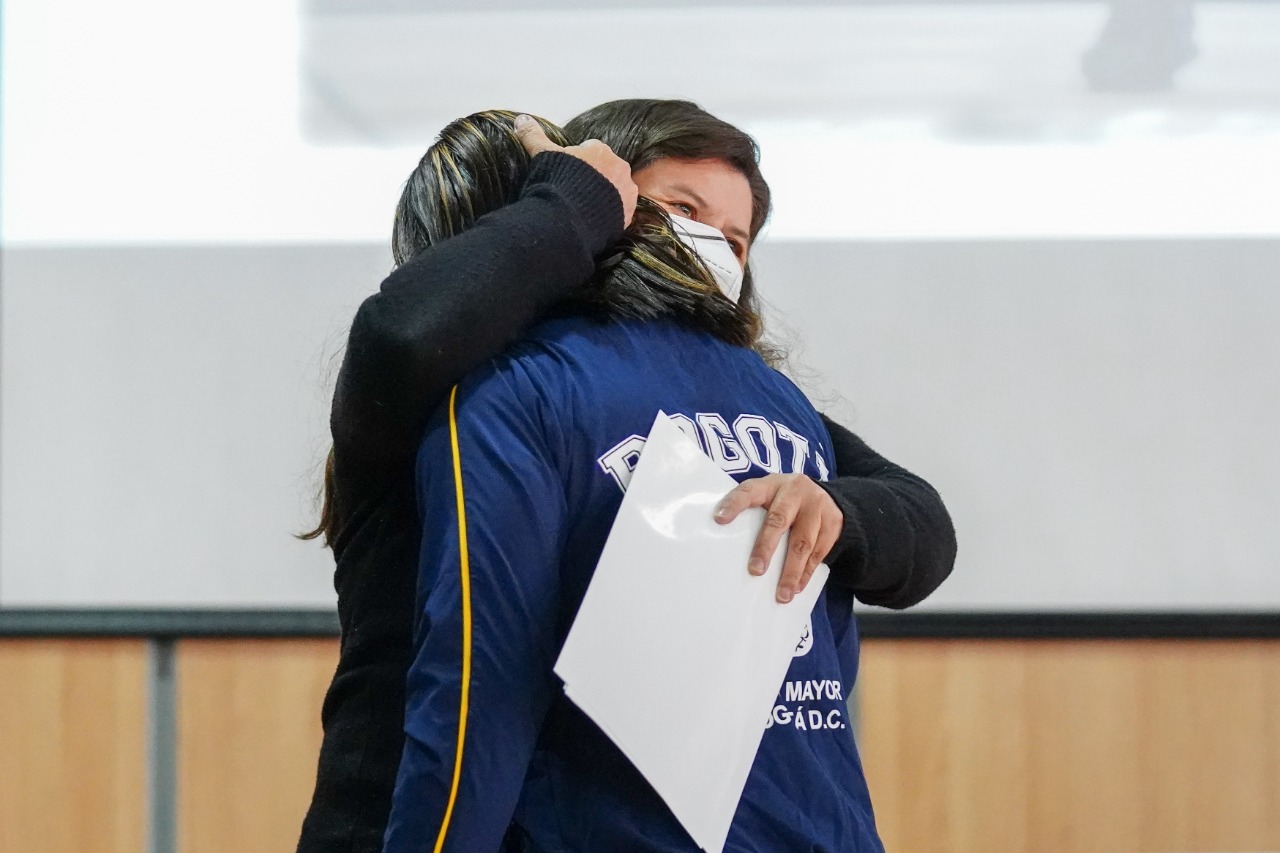 Blanca Durán abrazando a Rosivé Silgado
