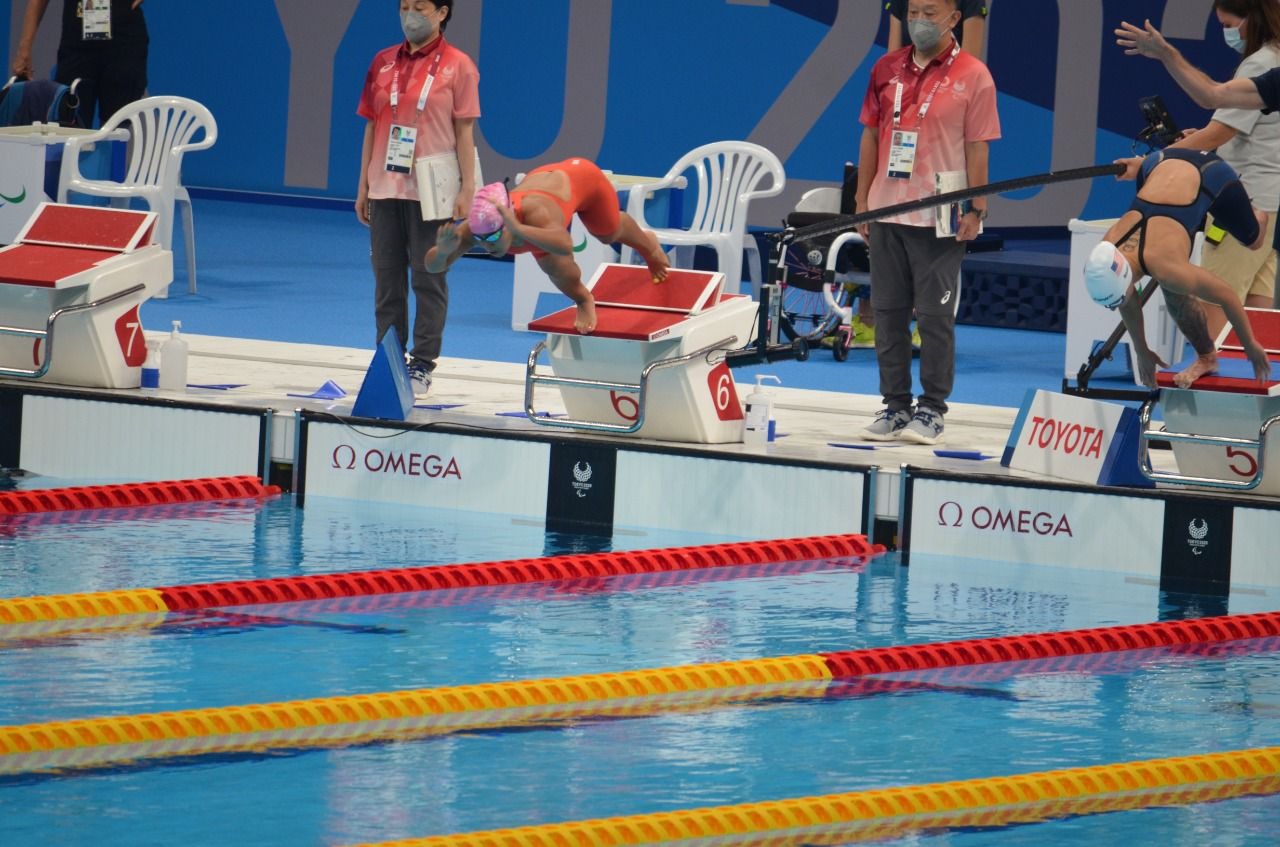 sara vargas entrando a la piscina